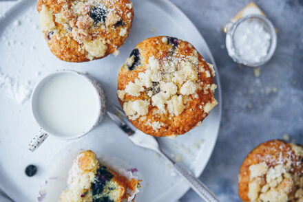 Blaubeer Streuselmuffins blueberry muffins streusel topping zuckerzimtundliebe foodblog streuselrezept blaubeerkuchen einfaches muffinrezept foodstyling food photography food 52 bakefeed bakersgonnabake baking from scratch deutscher foodblog backblog