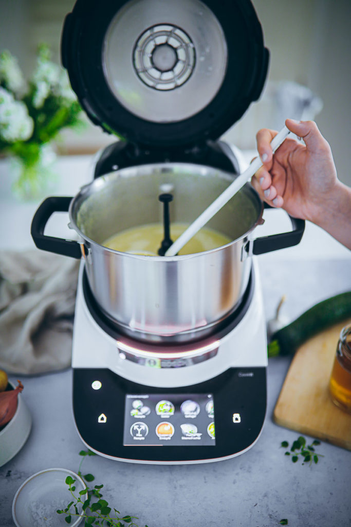 Test Bosch Cookit Küchenmaschine mit Kochfunktion Wlan Zucchini Kartoffelsuppe Rezept einfache Suppe Mittagessen foodstyling food photography Küchengeräte test Was kann der Cookit