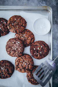 Brownie Cookies Rezept recipe Schokocookies fudgy cookies chocolate cookies crinkle cookies Kekse Schokokekse einfaches Rezept foodstyling food photography bakefeed feedfeed