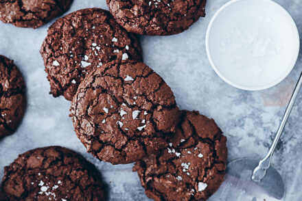 Brownie Cookies Rezept recipe Schokocookies fudgy cookies chocolate cookies crinkle cookies Kekse Schokokekse einfaches Rezept foodstyling food photography bakefeed feedfeed