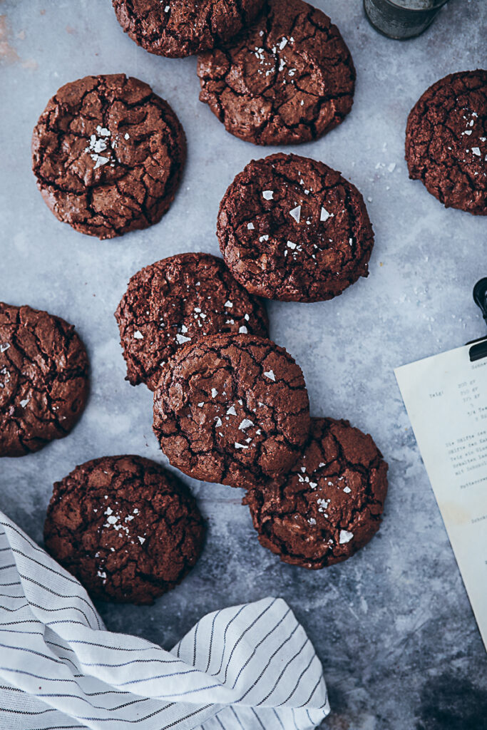 Brownie Cookies Rezept recipe Schokocookies fudgy cookies chocolate cookies crinkle cookies Kekse Schokokekse einfaches Rezept foodstyling food photography bakefeed feedfeed