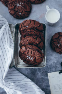 Brownie Cookies Rezept recipe Schokocookies fudgy cookies chocolate cookies crinkle cookies Kekse Schokokekse einfaches Rezept foodstyling food photography bakefeed feedfeed