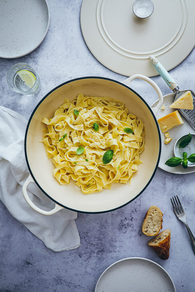 Rezept Pasta Fettuccine Alfredo Cacio e Pepe einfaches Pastarezept Nudelrezept foodstyling bräter kaufen tchibo bräter landlust food photography zuckerzimtundliebe feedfeed foodstylist