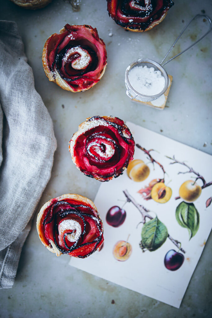 Pflaumen Rosenmuffins Pflaumenkuchen Pflaumenmuffins Blätterteig rezept plum rose muffins recipe puff pastry zuckerzimtundliebe backblog deutscher foodblog pflaumenrezepte bakefeed bake from scratch feedfeed food 52