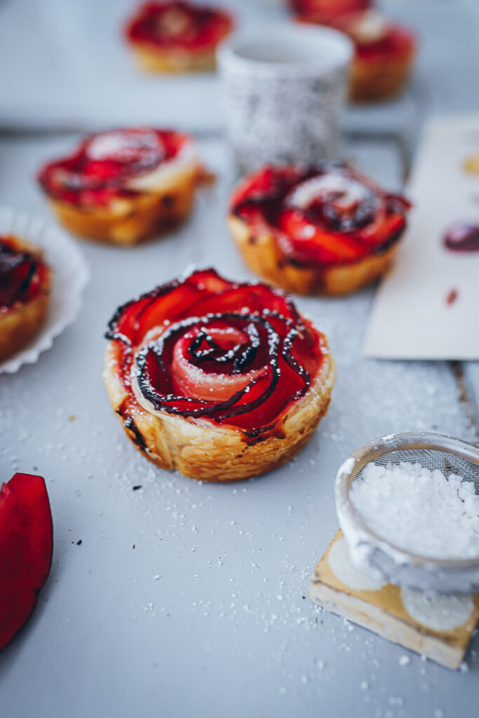 Pflaumen Rosenmuffins Pflaumenkuchen Pflaumenmuffins Blätterteig rezept plum rose muffins recipe puff pastry zuckerzimtundliebe backblog deutscher foodblog pflaumenrezepte bakefeed bake from scratch feedfeed food 52