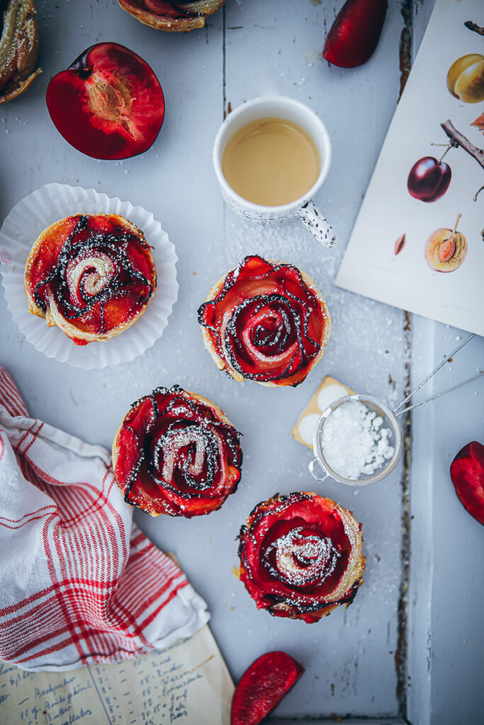 Pflaumen Rosenmuffins Pflaumenkuchen Pflaumenmuffins Blätterteig rezept plum rose muffins recipe puff pastry zuckerzimtundliebe backblog deutscher foodblog pflaumenrezepte bakefeed bake from scratch feedfeed food 52