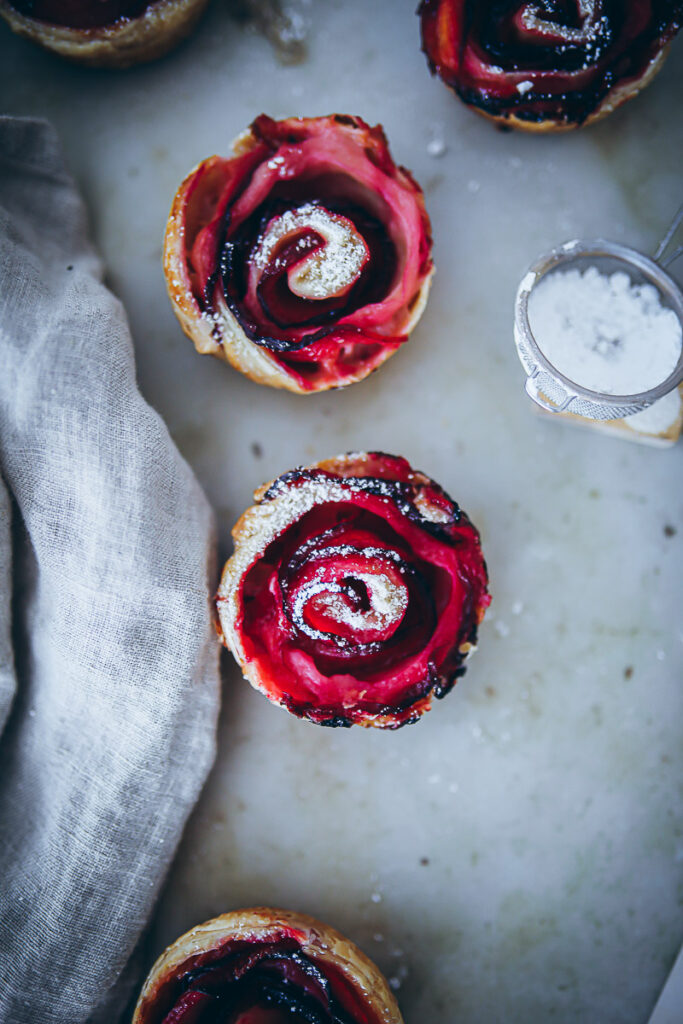 Pflaumen Rosenmuffins Pflaumenkuchen Pflaumenmuffins Blätterteig rezept plum rose muffins recipe puff pastry zuckerzimtundliebe backblog deutscher foodblog pflaumenrezepte bakefeed bake from scratch feedfeed food 52