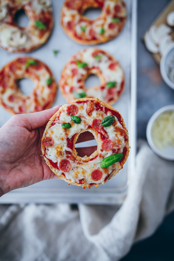 Bagel Pizzas Beste Reste Rezept EDEKA foodstyling feedfeed deutschland rettet lebensmittel zu gut für die tonne einfaches reste essen mittagessen snack picknick ideen bagel rezept thekitchn kochen für kinder