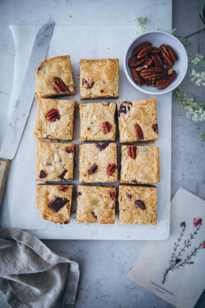 Pekannuss pecan Chocolate Blondies Rezept recipe einfaches Nusskuchenrezept Blondies selber backen foodstyling food photo zuckerzimtundliebe bakefeed food52 fall baking backen im herbst saftiger kuchen ohne backpulver