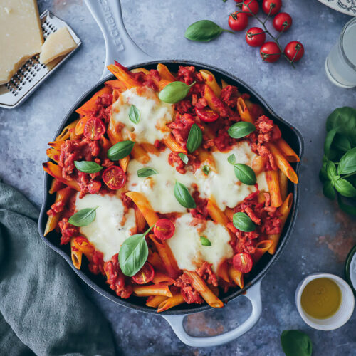 Vegetarische Bolognese Pasta veggie bolognese sauce vegetarisches Hack veganes hackfleisch edeka no meat just hack foodstyling pastarezept pasta recipe skillet baked pasta recipe food photography feedfeed food 52