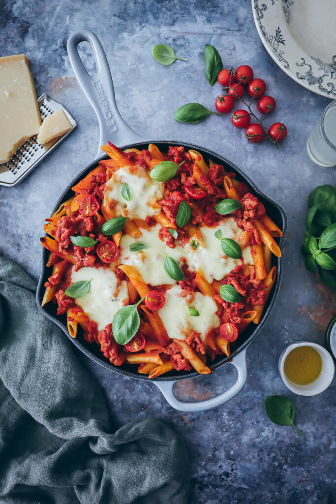 Vegetarische Bolognese Pasta veggie bolognese sauce vegetarisches Hack veganes hackfleisch edeka no meat just hack foodstyling pastarezept pasta recipe skillet baked pasta recipe food photography feedfeed food 52