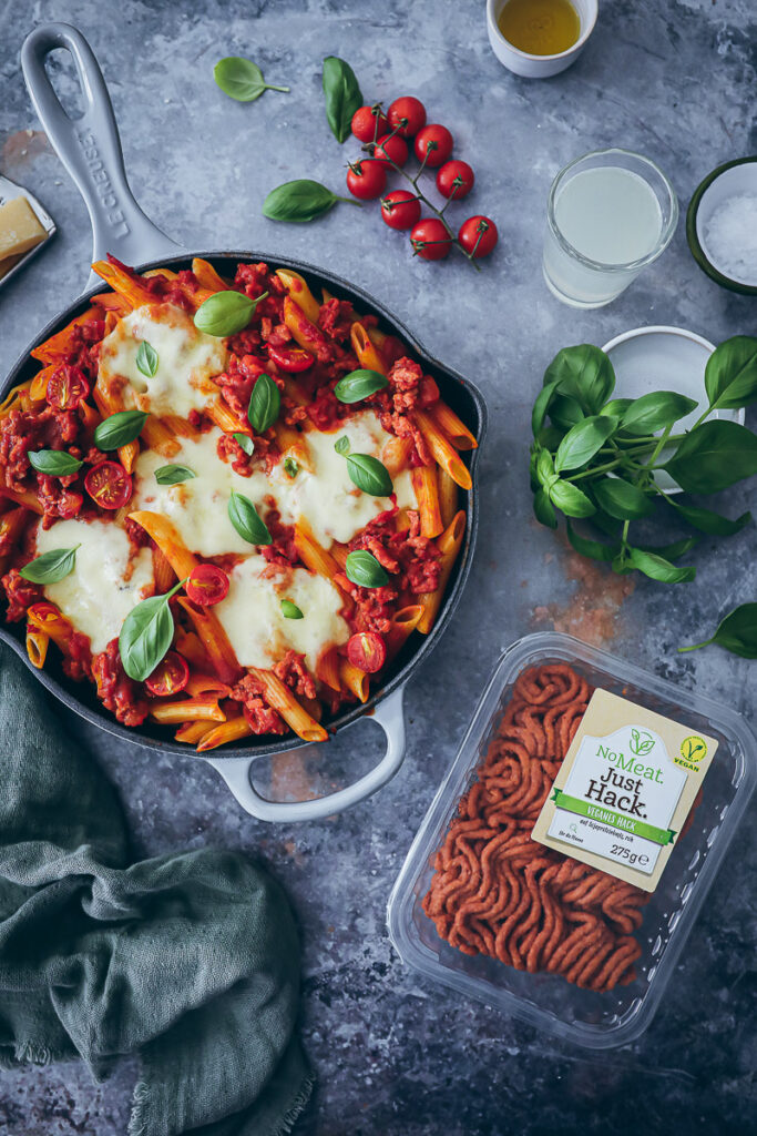 Vegetarische Bolognese Pasta veggie bolognese sauce vegetarisches Hack veganes hackfleisch edeka no meat just hack foodstyling pastarezept pasta recipe skillet baked pasta recipe food photography feedfeed food 52