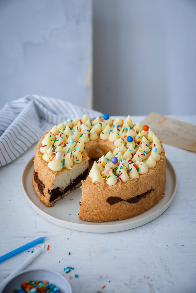 Zimt Angel Food Cake cinnamon chiffon cake recipe rezept diamant zucker jubiläum foodstyling bakefeed feedfeed zuckerzimtundliebe food photo backblog deutscher foodblog funfetti angel food cake