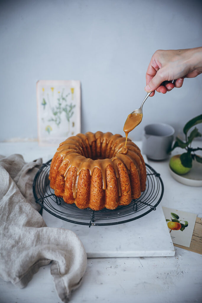 Apfelkuchen Gugelhupf Rezept apple bundt cake Karamellglasur caramel glaze foodstyling the bakefeed food 52 food photo der beste Apfelkuchen backblog