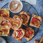 Apfel Frangipane Tarte Blätterteig Rezept einfacher Apfelkuchen bester Apfelkuchen fall baking bakefeed zuckerzimtundliebe apple cake apple puff pastry hand pies food styling die besten apfelrezepte Herbstkuchen herbstrezept