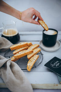 Cantuccini Rezept biscotti recipe Tchibo Kaffee Barista Caffe Crema Crema Blonde foodstyling cookies italienische kekse mandelplätzchen selber backen coffeeshop cookies kaffeegebäck