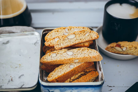 Cantuccini Rezept biscotti recipe Tchibo Kaffee Barista Caffe Crema Crema Blonde foodstyling cookies italienische kekse mandelplätzchen selber backen coffeeshop cookies kaffeegebäck