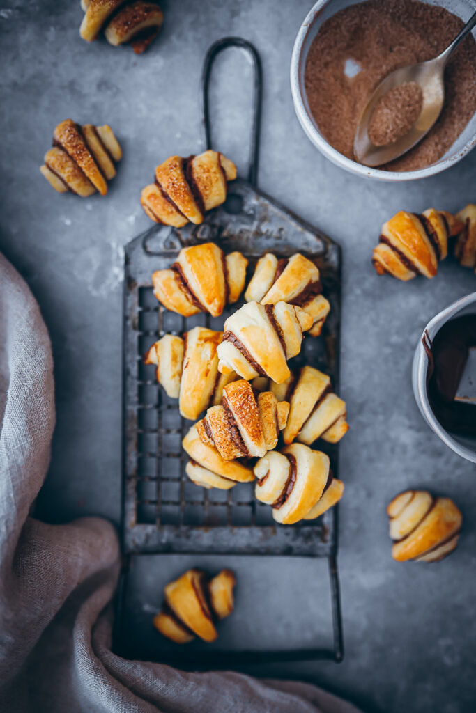 Schokoladen Rugelach Rezept deutsch chocolate nutella rugelach recipe keksrezept schokokekse kekse schokofüllung nutella kekse foodstyling food photography zuckerzimtundliebe mürbeteig frischkäse bakefeed