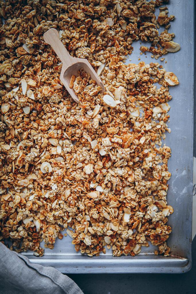 Bananen Müsli Granola Rezept Granola selber machen banana bread granola frühstücksrezept foodstyling food photo zuckerzimtundliebe geschenke aus der küche ideen brunch ideen feedfeed