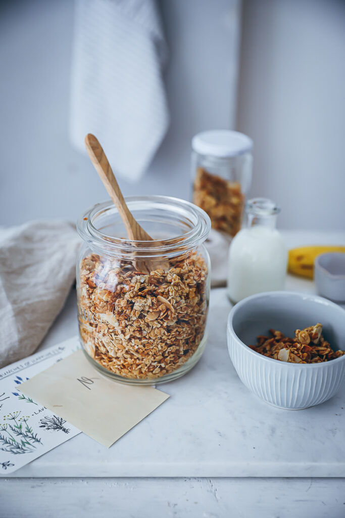 Bananen Müsli Granola Rezept Granola selber machen banana bread granola frühstücksrezept foodstyling food photo zuckerzimtundliebe geschenke aus der küche ideen brunch ideen feedfeed 