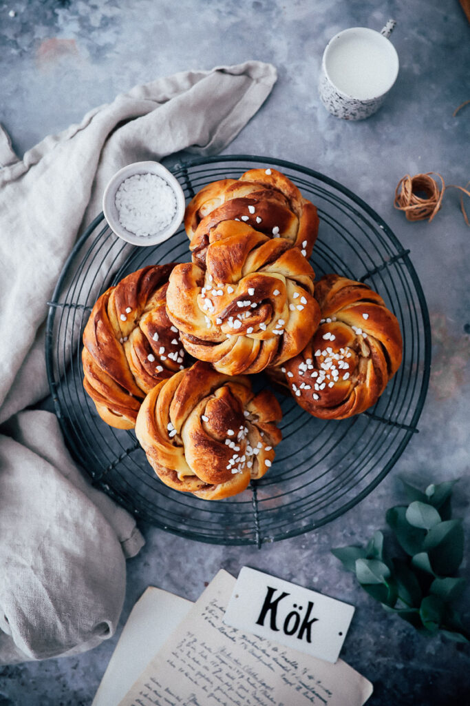 schwedische Kanelbullar Zimtschnecken Rezept Kanelbuller Zimtknoten Kanelsnurrer Hefegebäck Schwedisches Rezept Diamant Zimtzucker Füllung Hefeteig foodstyling bakefeed zuckerzimtundliebe backblog