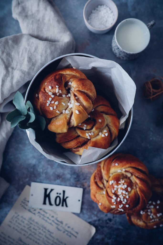 Zimtschnecken Rezept Kanelbuller Zimtknoten Kanelsnurrer Hefegebäck Schwedisches Rezept Diamant Zimtzucker Füllung Hefeteig foodstyling bakefeed zuckerzimtundliebe backblog