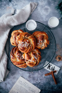 Zimtschnecken Rezept Kanelbuller Zimtknoten Kanelsnurrer Hefegebäck Schwedisches Rezept Diamant Zimtzucker Füllung Hefeteig foodstyling bakefeed zuckerzimtundliebe backblog