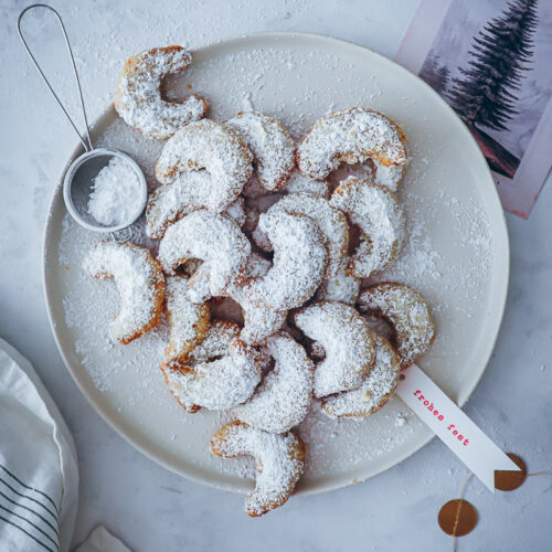 bestes Vanillekipferl Rezept Weihnachtsplätzchen kLassiker vanilla crescent cookies german austrian christmas baking kipferl mit gebrannten Mandeln Kekse Foodstyling bakefeed feedfeed zuckerzimtundliebe deutscher foodblog backblog