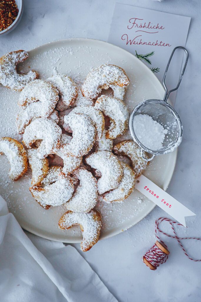 bestes Vanillekipferl Rezept Weihnachtsplätzchen kLassiker vanilla crescent cookies german austrian christmas baking kipferl mit gebrannten Mandeln Kekse Foodstyling bakefeed feedfeed zuckerzimtundliebe deutscher foodblog backblog