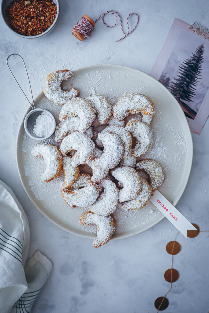 bestes Vanillekipferl Rezept Weihnachtsplätzchen kLassiker vanilla crescent cookies german austrian christmas baking kipferl mit gebrannten Mandeln Kekse Foodstyling bakefeed feedfeed zuckerzimtundliebe deutscher foodblog backblog 