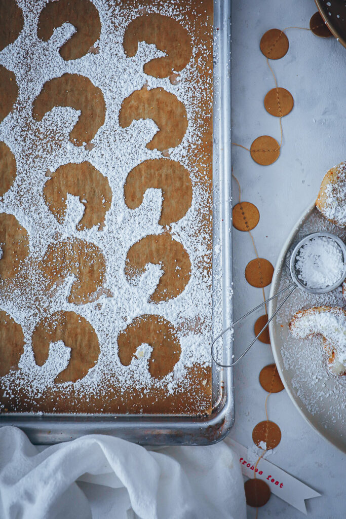 bestes Vanillekipferl Rezept Weihnachtsplätzchen kLassiker vanilla crescent cookies german austrian christmas baking kipferl mit gebrannten Mandeln Kekse Foodstyling bakefeed feedfeed zuckerzimtundliebe deutscher foodblog backblog 