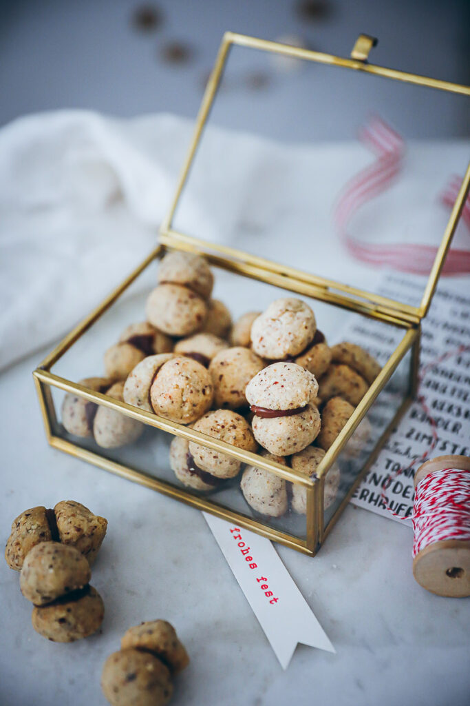 Baci di Dama italienische Haselnuss Plätzchen Kekse Weihnachtsplätzchen Weihnachtsbäckerei Weihnachtsgebäck Haselnussplätzchen italian hazelnut cookies recipe zuckerzimtundliebe foodblog backblog food styling bakefeed food52