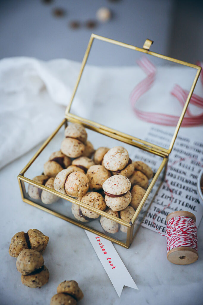 Baci di Dama italienische Haselnuss Plätzchen Kekse Weihnachtsplätzchen Weihnachtsbäckerei Weihnachtsgebäck Haselnussplätzchen italian hazelnut cookies recipe zuckerzimtundliebe foodblog backblog food styling bakefeed food52