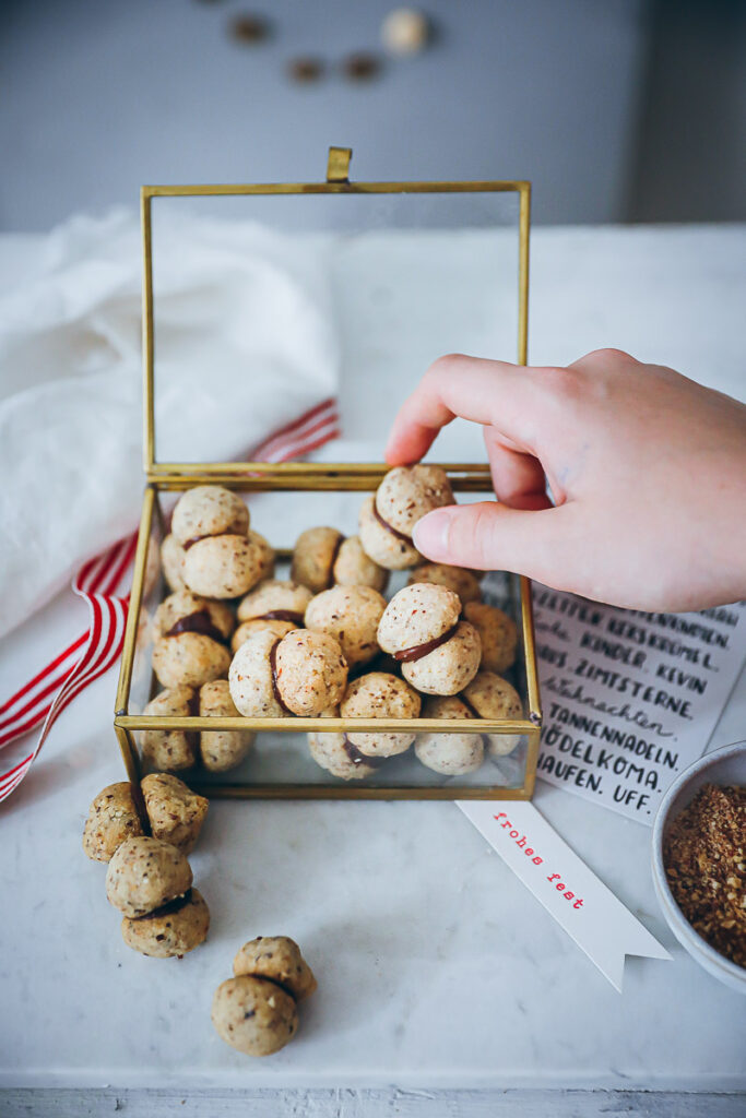 Baci di Dama italienische Haselnuss Plätzchen Kekse Weihnachtsplätzchen Weihnachtsbäckerei Weihnachtsgebäck Haselnussplätzchen italian hazelnut cookies recipe zuckerzimtundliebe foodblog backblog food styling bakefeed food52