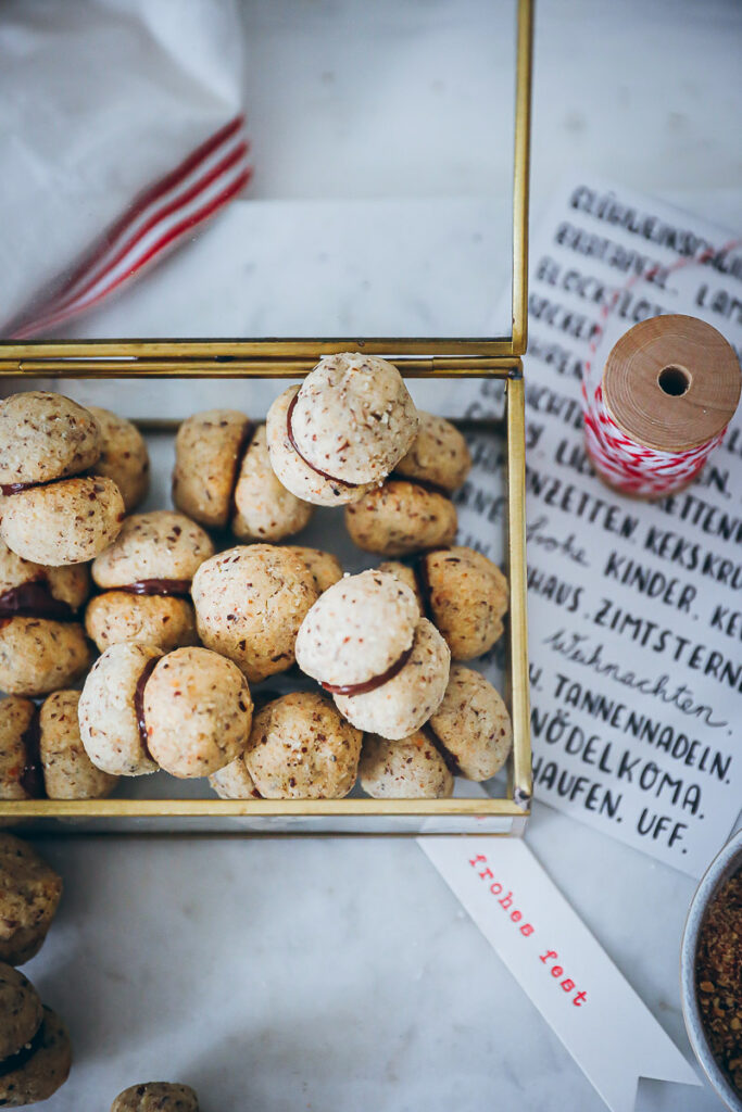 Baci di Dama italienische Haselnuss Plätzchen Kekse Weihnachtsplätzchen Weihnachtsbäckerei Weihnachtsgebäck Haselnussplätzchen italian hazelnut cookies recipe zuckerzimtundliebe foodblog backblog food styling bakefeed food52