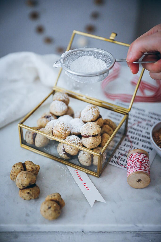 Baci di Dama italienische Haselnuss Plätzchen Kekse Weihnachtsplätzchen Weihnachtsbäckerei Weihnachtsgebäck Haselnussplätzchen italian hazelnut cookies recipe zuckerzimtundliebe foodblog backblog food styling bakefeed food52