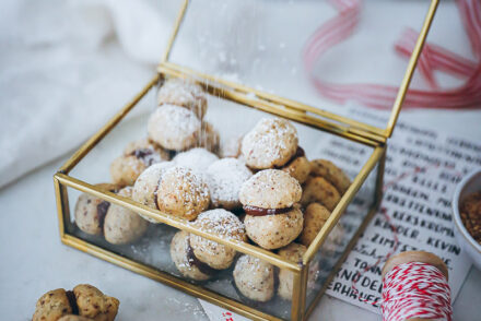 Baci di Dama italienische Haselnuss Plätzchen Kekse Weihnachtsplätzchen Weihnachtsbäckerei Weihnachtsgebäck Haselnussplätzchen italian hazelnut cookies recipe zuckerzimtundliebe foodblog backblog food styling bakefeed food52