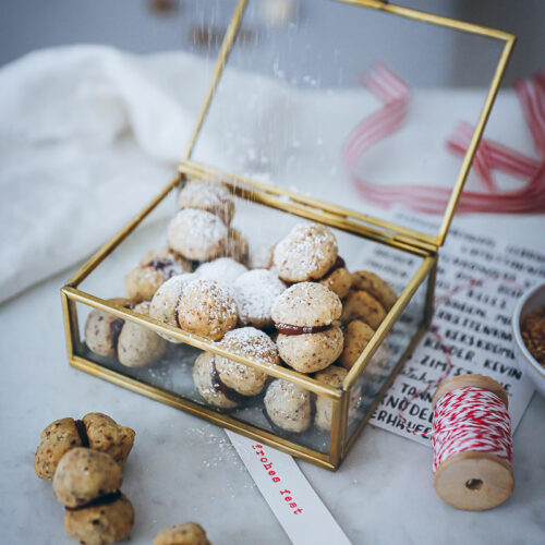 Baci di Dama italienische Haselnuss Plätzchen Kekse Weihnachtsplätzchen Weihnachtsbäckerei Weihnachtsgebäck Haselnussplätzchen italian hazelnut cookies recipe zuckerzimtundliebe foodblog backblog food styling bakefeed food52