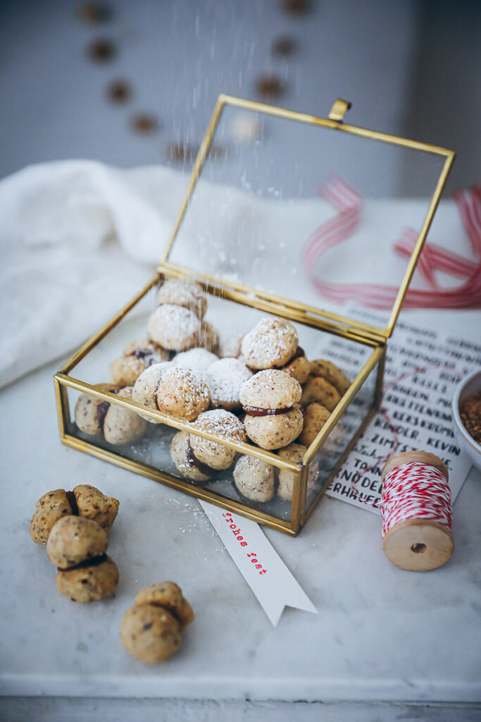 Baci di Dama italienische Haselnuss Plätzchen Kekse Weihnachtsplätzchen Weihnachtsbäckerei Weihnachtsgebäck Haselnussplätzchen italian hazelnut cookies recipe zuckerzimtundliebe foodblog backblog food styling bakefeed food52