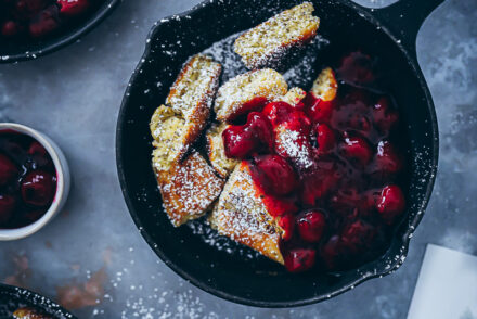 Kaiserschmarrn Rezept Heisse Rotwein Kirschen torn pancake Südtiroler Rezepte Friendsgiving Südtirol Marketing taste south tyrol zuckerzimtundliebe foodblog ofenschmarrn foodstyling