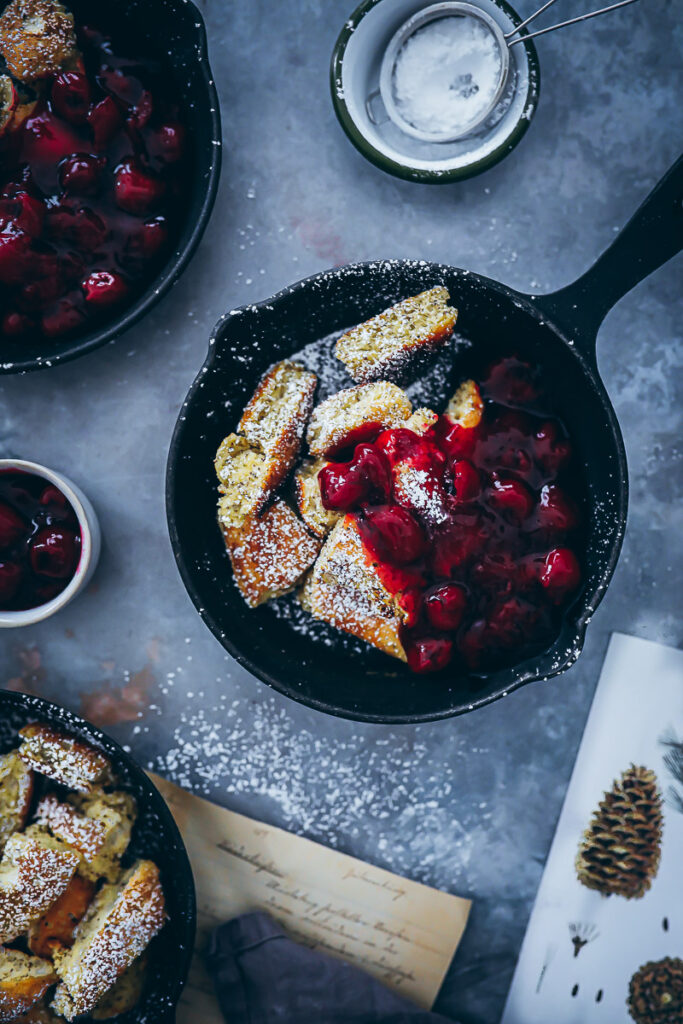 Kaiserschmarrn Rezept Heisse Rotwein Kirschen torn pancake Südtiroler Rezepte Friendsgiving Südtirol Marketing taste south tyrol zuckerzimtundliebe foodblog ofenschmarrn foodstyling