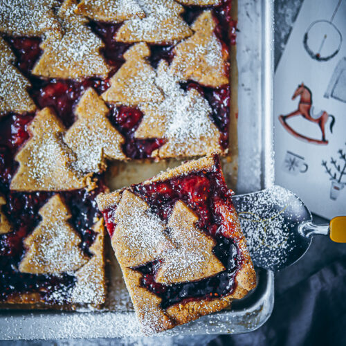 Linzer Schnitte Rezept Linzer Tarte Linzer Streifen Linzer Cookies Marmeladen Plätzchen Weihnachtskuchen Linzer Blech kuchen weihnachtsbäckerei Ausstechkekse Nusskuchen foodstyling food52 bakefeed zuckerzimtundliebe mürbeteig rezept weihnachtskuchen