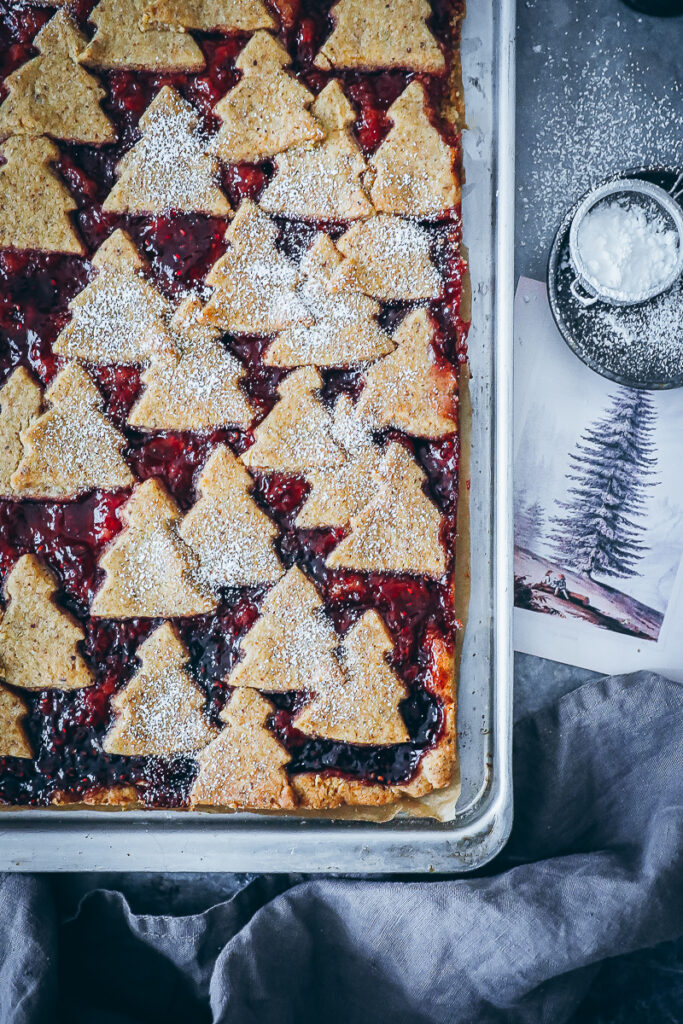 Linzer Schnitte Rezept Linzer Tarte Linzer Streifen Linzer Cookies Marmeladen Plätzchen Weihnachtskuchen Linzer Blech kuchen weihnachtsbäckerei Ausstechkekse Nusskuchen foodstyling food52 bakefeed zuckerzimtundliebe mürbeteig rezept weihnachtskuchen