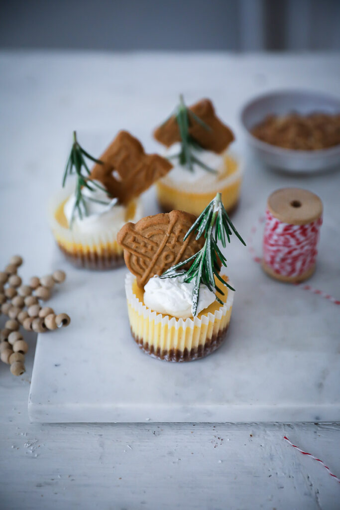 Rezept für Spekulatius Cheesecake Muffins christmas cheesecake käsekuchen mit spekulatiusboden speculoos biscoff cookies cake weihnachtskuchen weihnachtsmuffins foodstyling zuckerzimtundliebe food photography canon sigma art feedfeed bakefeed food52