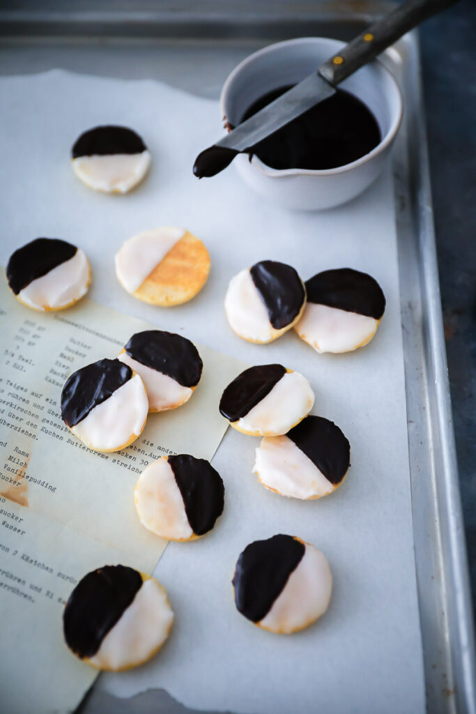 Mini Amerikaner Rezept Softe Cookies Kekse Einfaches Cookie Rezept mini black and white cookies recipe grams metric baking food52 the bakefeed feedfeed foodstyling food photography zuckerzimtundliebe backblog