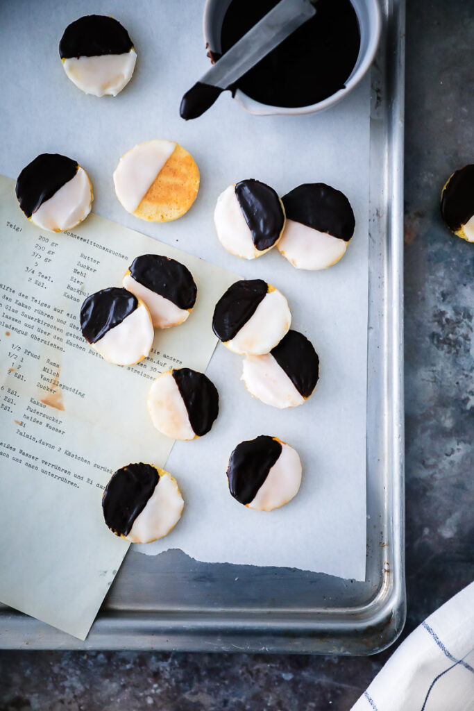 Mini Amerikaner Rezept Softe Cookies Kekse Einfaches Cookie Rezept mini black and white cookies recipe grams metric baking food52 the bakefeed feedfeed foodstyling food photography zuckerzimtundliebe backblog