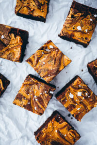 Erdnussbutter Peanutbutter Brownies rezept Brownies Grundrezept saftiger Schokokuchen Erdnussbutter rezepte foodstyling food photography food 52 bakefeed feedfeedd backblog foodblog zuckerzimundliebe einfaches Brownierezept