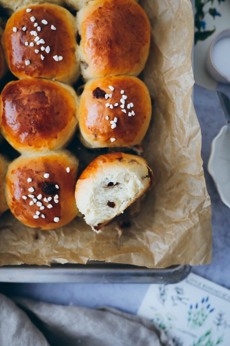 Rezept für fluffige Zimt-Milchbrötchen mit Zimtchips