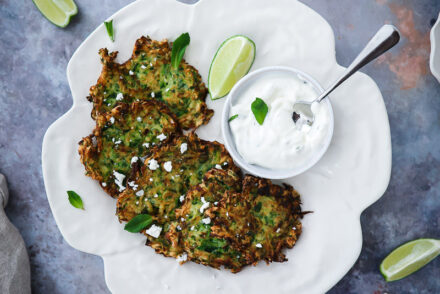 Rezept für Zucchini-Puffer mit Minze und Feta courgette zucchini fritters rösti vegetarisches mittagessen schnelles rezept familienessen gemüse rezept zuckerzimtundliebe foodstyling feedfeed