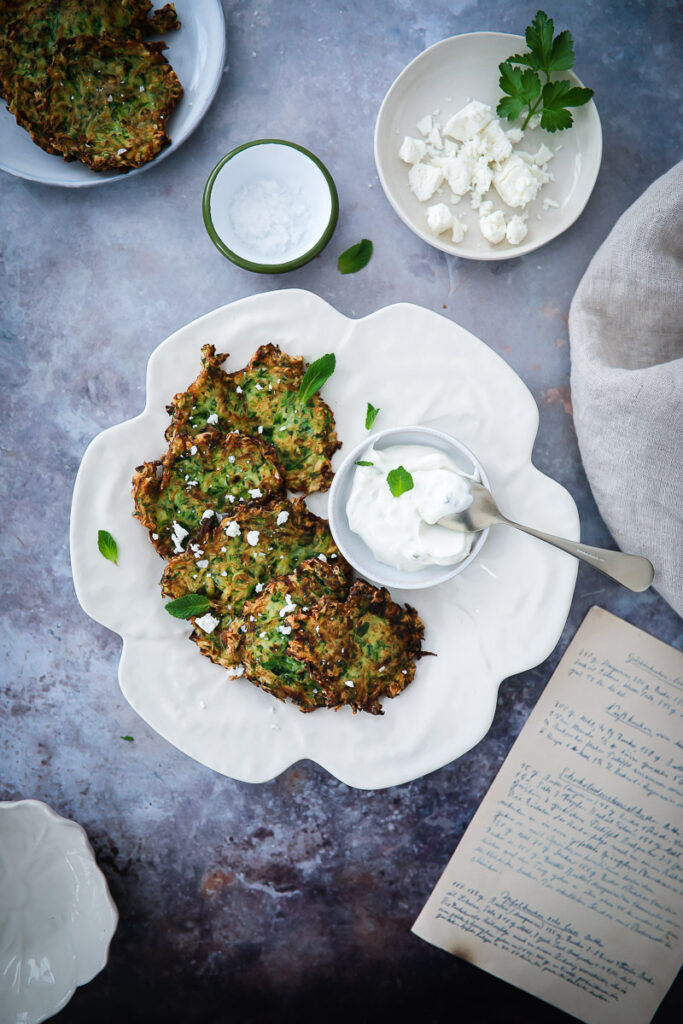 Rezept für Zucchini-Puffer mit Minze und Feta courgette zucchini fritters rösti vegetarisches mittagessen schnelles rezept familienessen gemüse rezept zuckerzimtundliebe foodstyling feedfeed 